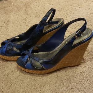 Blue/black snake print wedges